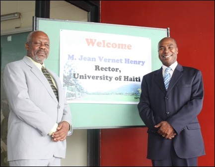 Le professeur Jean-Vernet Henry, recteur de l’Université d’Etat d’Haïti (UEH) et l’ambassadeur Denis P. Régis, directeur général du Centre d’études diplomatiques et internationales (CEDI)