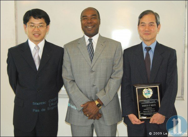 De gauche à droite: Xavier Chen, Denis P. Régis et Mien Sheng Hsu, respectivement troisième secrétaire de l'ambassade de Taiwan en Haïti, directeur général du CEDI et ambassadeur de Taiwan accrédité à Port-au-Prince