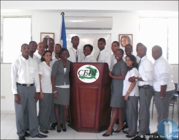 Une photo-souvenir des membres du comité exécutif de l'Espace de réflexion et d'analyse économique, politique et sociale (ERAPES) ainsi que les membres des comités d'étudiants du CEDI, à l'occasion de la célébration du 205e anniversaire de la Bataille de Vertières 